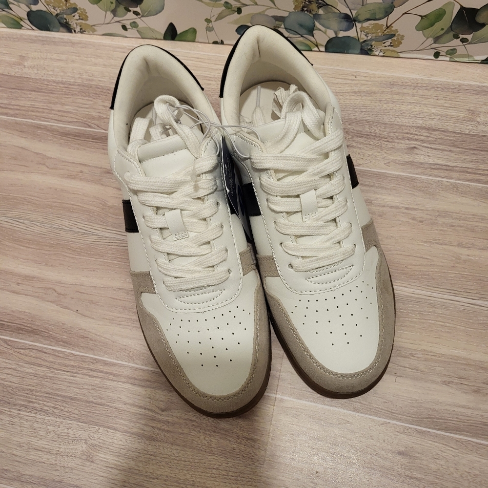 Universal Thread Sneakers - Picture 8 of 8